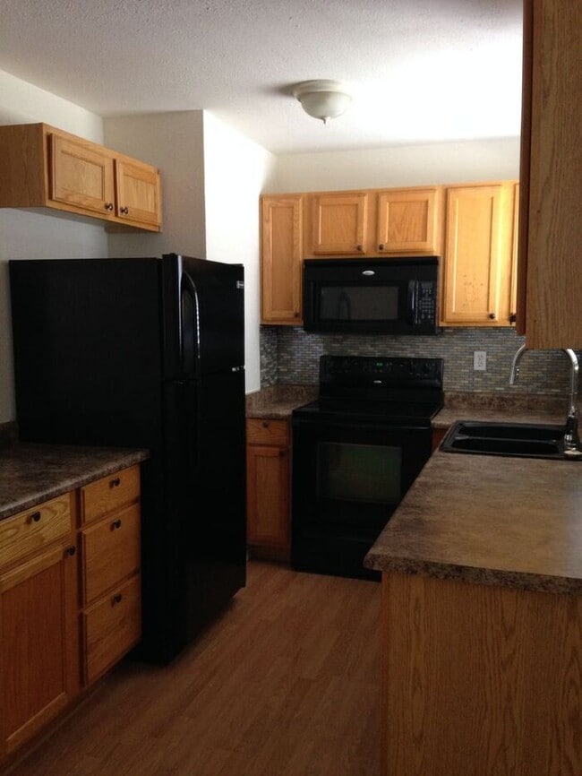 Building Photo - 1 bed/bath unit close to everything!