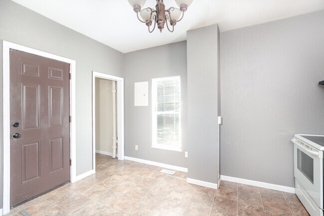 Foto del edificio - 1157 N Mathewson Ave