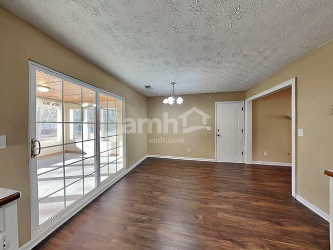 Building Photo - 685 Oxford Hall Dr SW