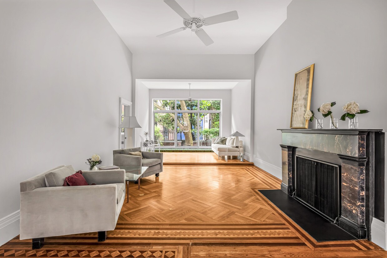 Foto principal - 10 E 10th St