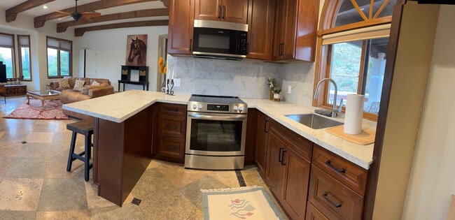 Foto del edificio - 3026 N Twin Oaks Valley Rd
