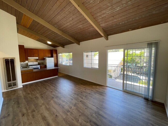 Building Photo - Sunny Upstairs Two Bedroom Unit with Large...