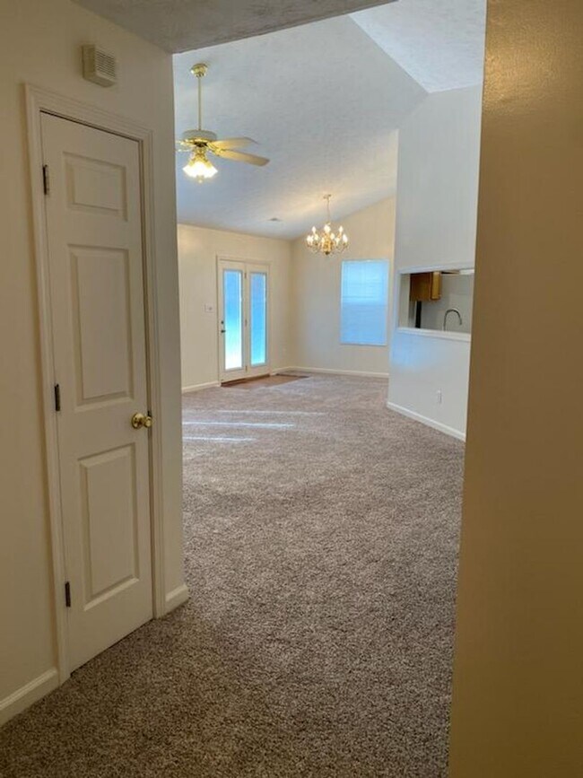 Building Photo - Spacious 3/2 in Hunter's Hill Subdivision