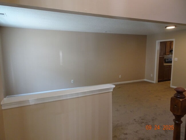 Building Photo - 3 Bedrooms, 2.5 Bathrooms Townhouse Rental