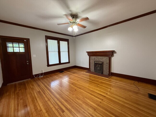 Building Photo - Beautiful 3 bedroom Craftsman  for rent