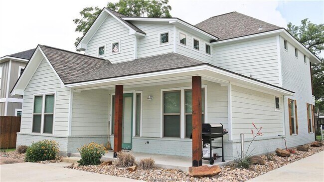 Building Photo - 297 Glade St