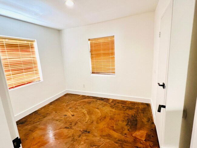 Foto del edificio - 1053 Ellis Rd S
