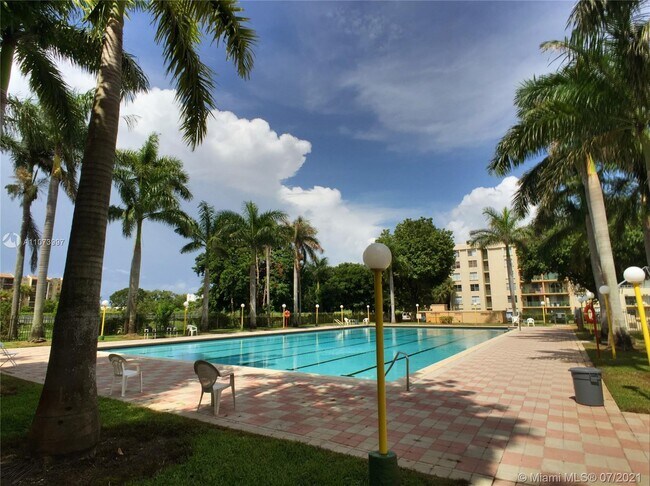 Foto del edificio - 9300 Fontainebleau Blvd