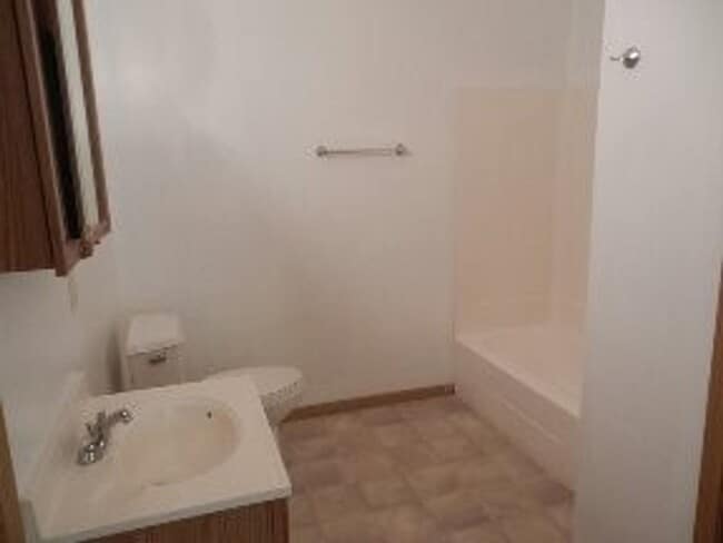 Building Photo - 2 Bedroom 1 Bathroom unit For Rent