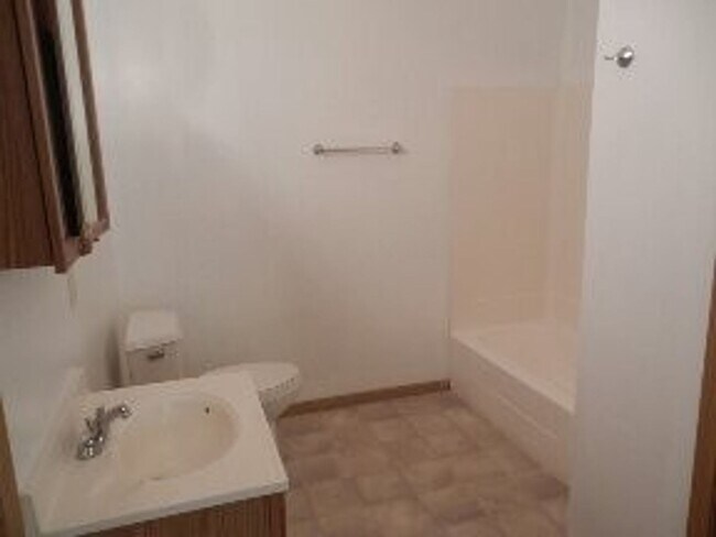 Foto del edificio - 2 Bedroom 1 Bathroom upstairs apartment