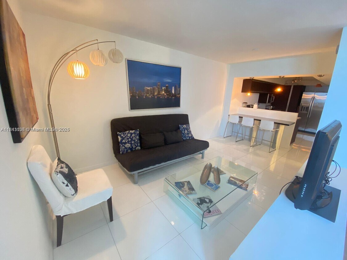 Primary Photo - 2301 Collins Ave