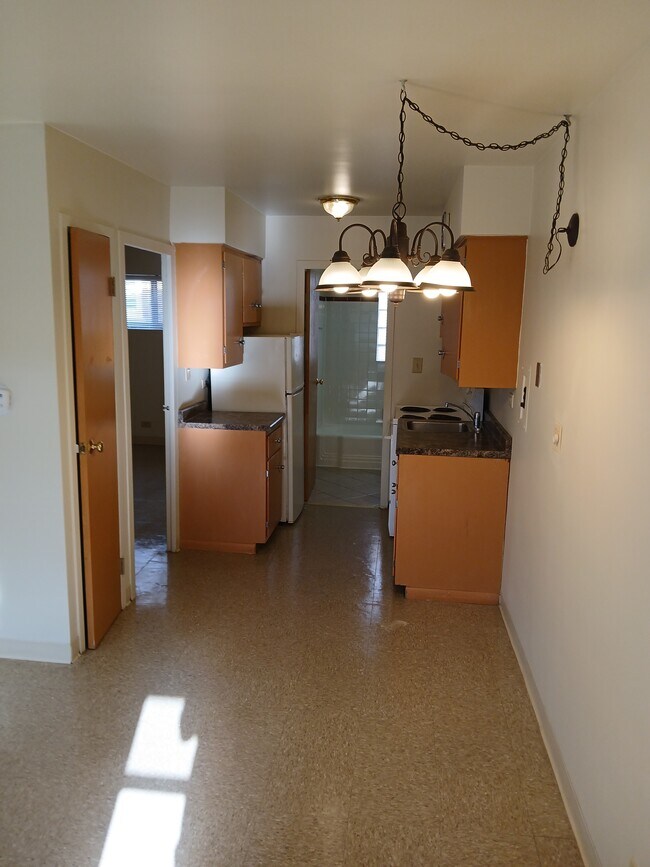 Kitchen - 6945 Stanley Ave