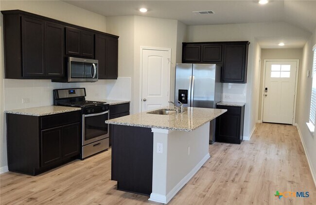 Foto del edificio - 417 Shiner Ln