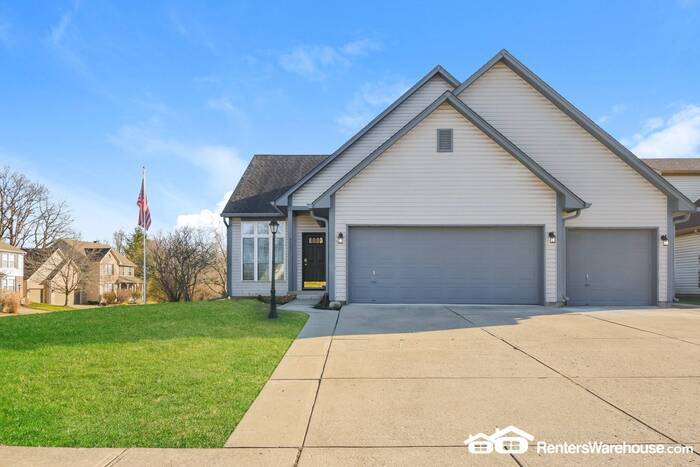 Foto principal - Stunning 3 BR/2.5 BA newly updated home wi...
