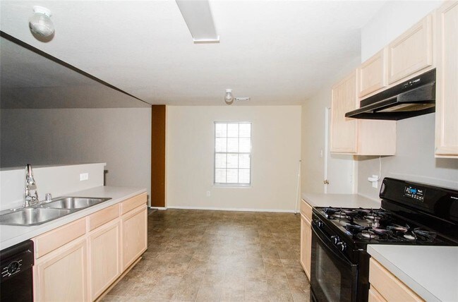 Building Photo - 6002 NW Creek Cir