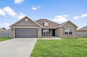 Building Photo - 611 Lasso Ln