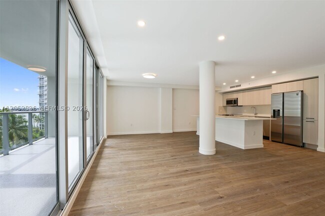 Building Photo - 1500 Bay Dr E