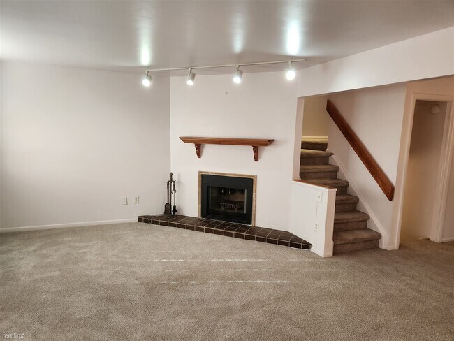 Building Photo - 3 br, 2.5 bath Condo - 2530 Traver Blvd