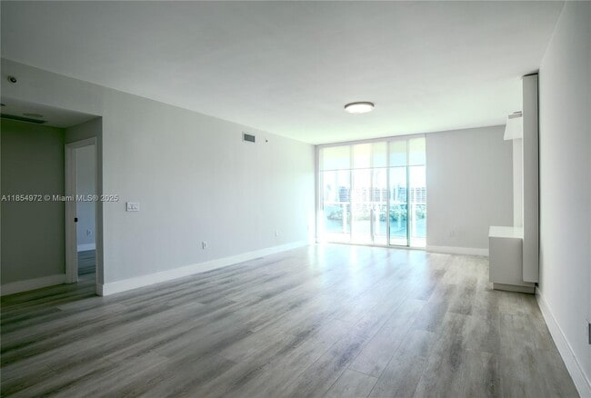 Foto del edificio - 3330 NE 190th St