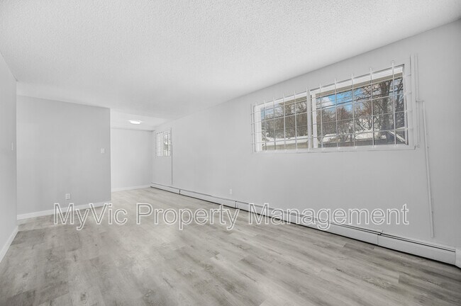 Photo du bâtiment - 9740-9782 82 Ave NW