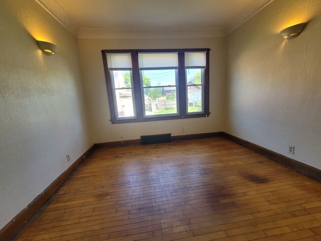 Interior Photo - 421-425 Washington