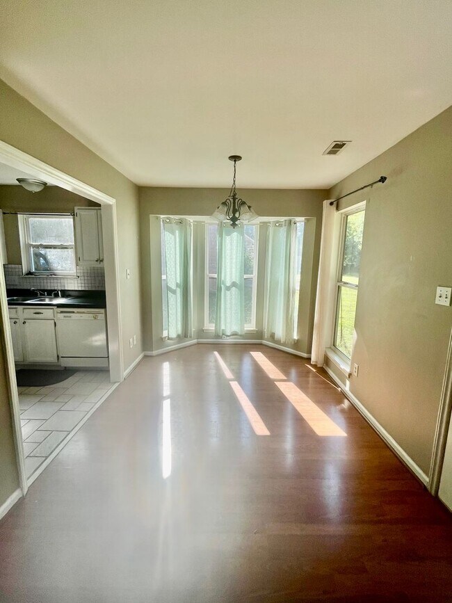 Foto del edificio - Welcome to this charming 3-bedroom, 2.5-ba...