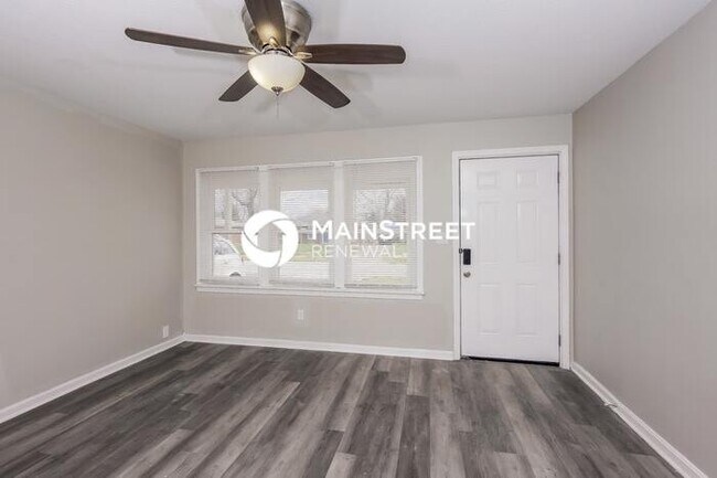Building Photo - 3 Bedroom Pet-Friendly Home in LOUISVILLE, KY with Main Street Renewal