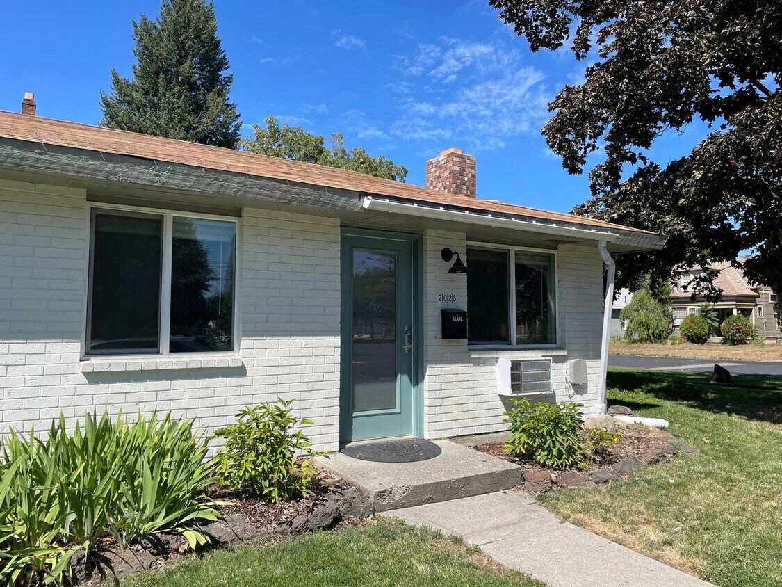 Primary Photo - 2021-2023 N Astor St