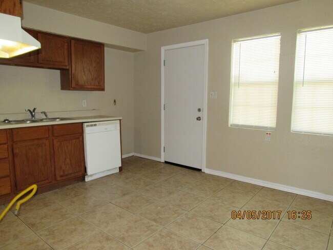 Building Photo - Pet Friendly :) SECTION 8 ACCEPTED!