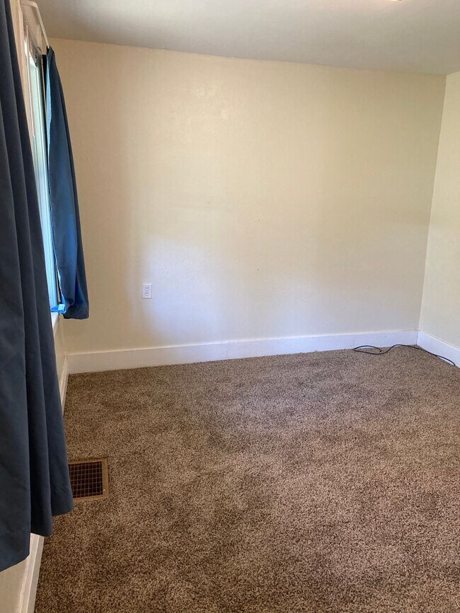 Building Photo - Three Bedroom Single-Family Home Close To Downtown