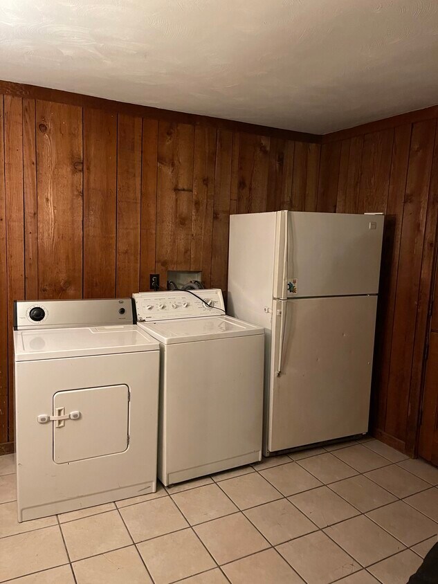Washer/Dryer - 435 W 9th St