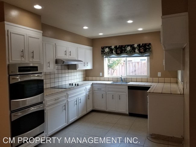 Foto del edificio - 6473 Crystal Springs Dr