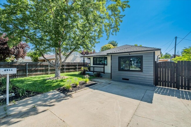 Building Photo - Newly Updated Home in Oak Park