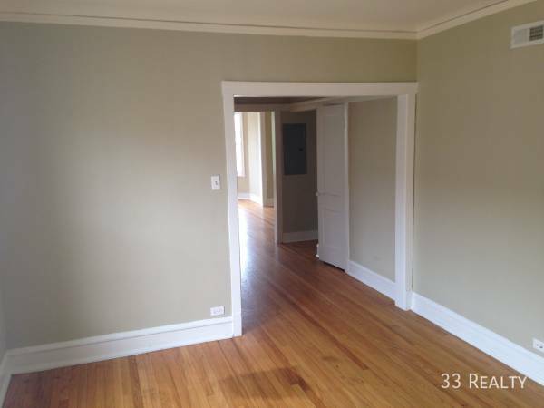 Building Photo - Top Floor 2 Bed 1 Bath in Rogers Park with...