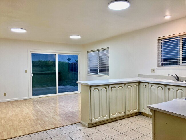 Building Photo - 676 Corinthia Dr