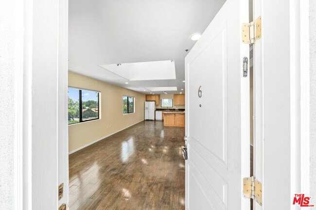 Foto del edificio - 6815 Baird Ave