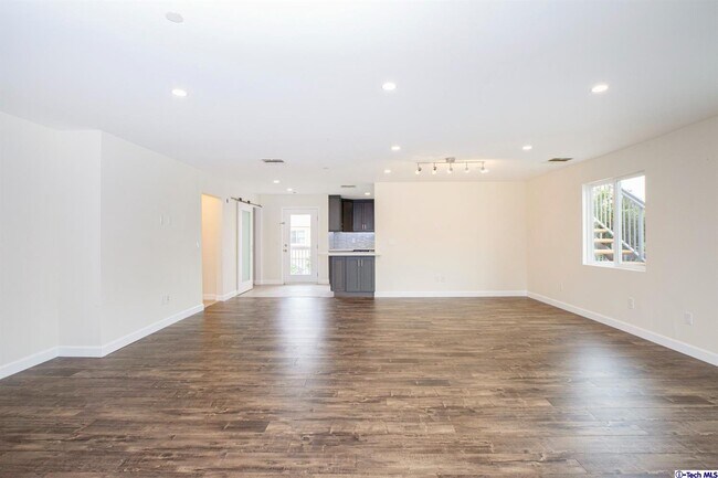 Building Photo - 242 W Linden Ave