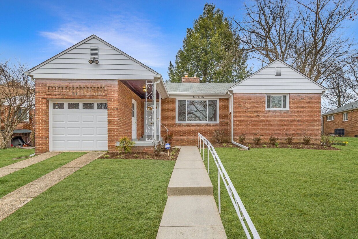 Foto principal - 3 Bed 2.5 Bathroom - Chevy Chase Rancher -...