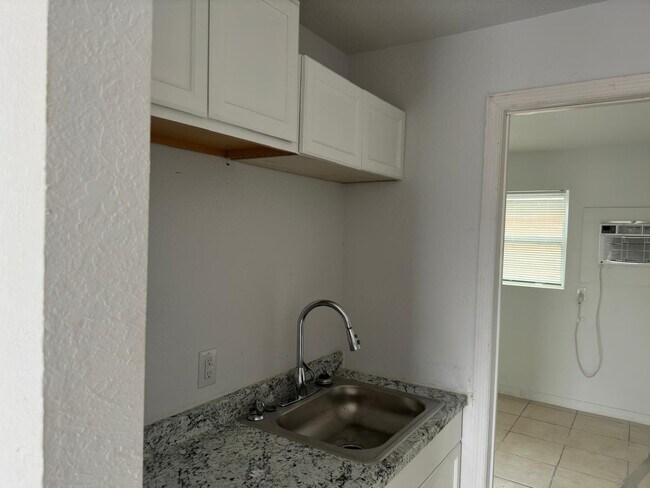 Foto del edificio - 1719 Dixon Blvd
