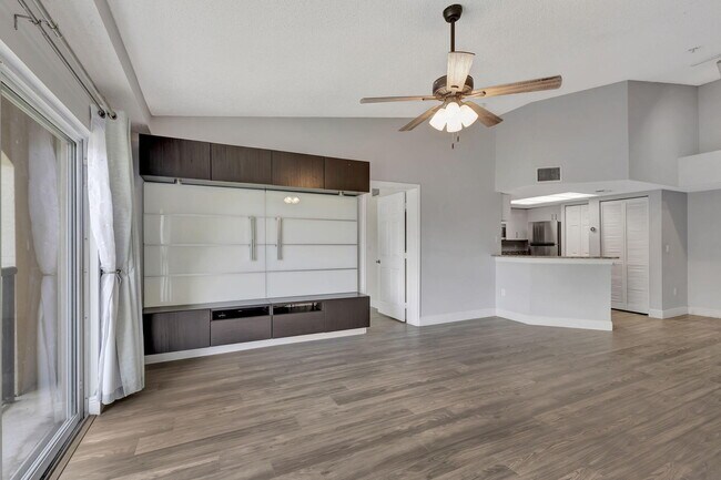 Foto del edificio - 600 Crestwood Ct N