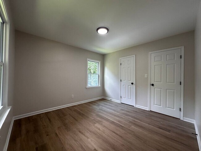 Building Photo - 4 bed 2 bath in Decatur!