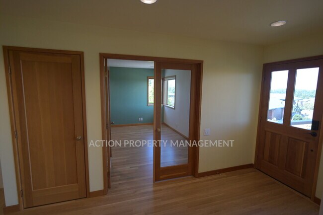 Building Photo - 2 bed 2.5 bath home in Dungeness Heights, Sequim