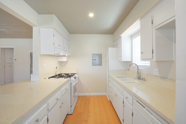 Kitchen - 14075 Ash St
