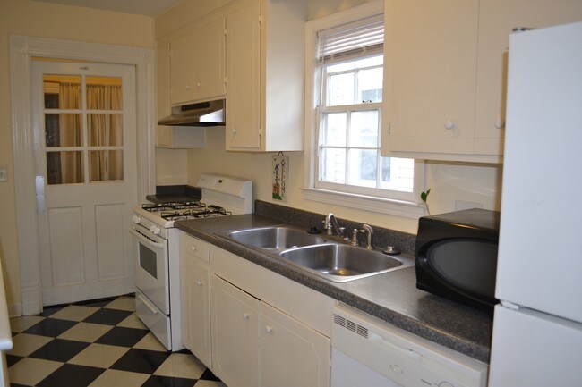 Galley style kitchen - 28 Moultrie St
