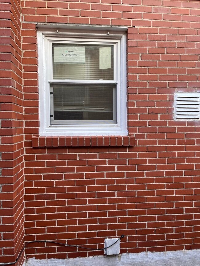 4 BED 1 BATH AVAILABLE FOR IMMEDIATE MOVE IN! House for Rent in St