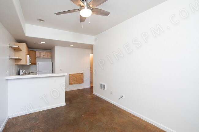 Foto del edificio - 1BR in Pacific Beach with Unique Concrete ...