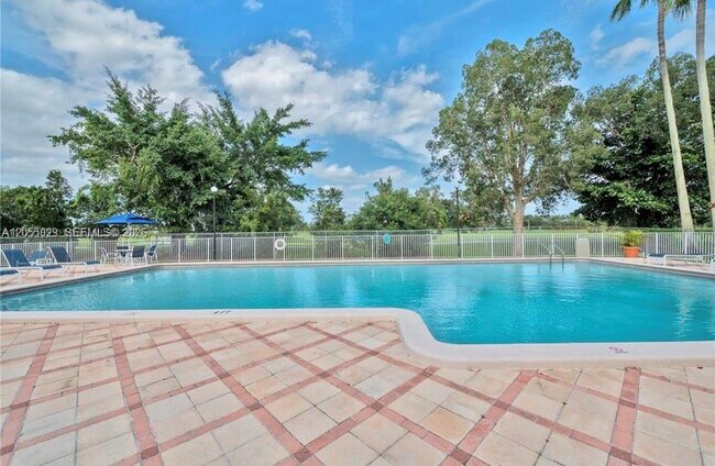 Foto del edificio - 7165 NW 186th St