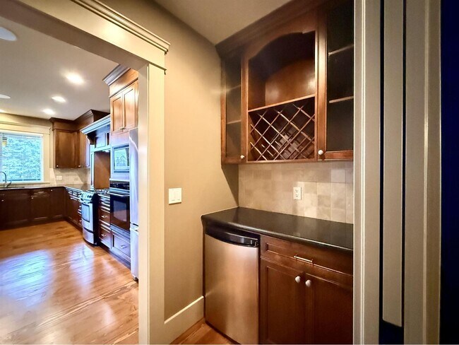 Building Photo - 3326-140A 140a St