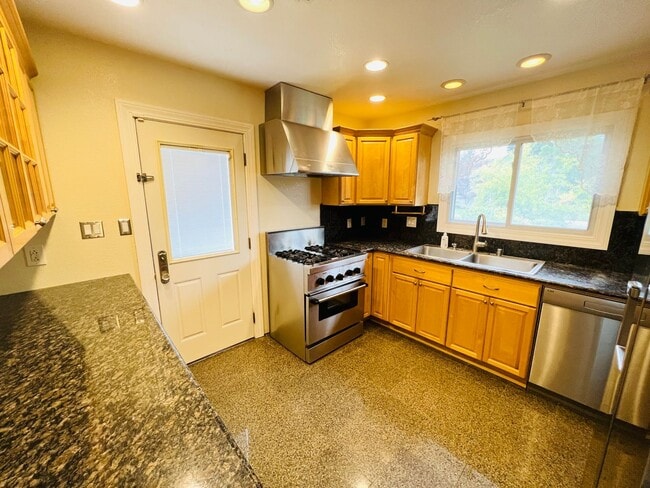 Building Photo - Beautiful House with Hardwood Floors. 2 ca...