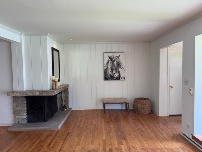 Foto del edificio - 3129 Sprucewood Rd